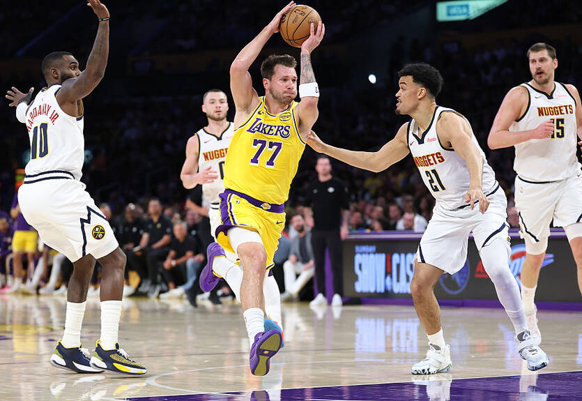 НБА: Лейкерс в овертайме одолели Денвер, Бостон с Шульгой обыграл Вашингтон