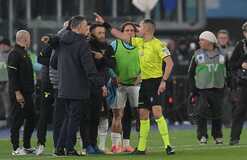 Удаление в матче Лацио - Милан за протесты тренера. Какое наказание ему грозит?