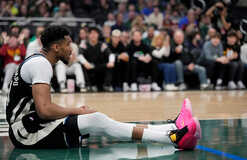 Лидер Милуоки временно вне игры после неудачного приземления