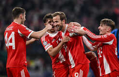 Форвард Баварии приблизился к достижением ван Нистелроя и Холанда