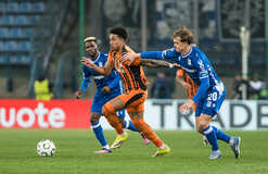 Шахтер уступил Леху, но прошел дальше