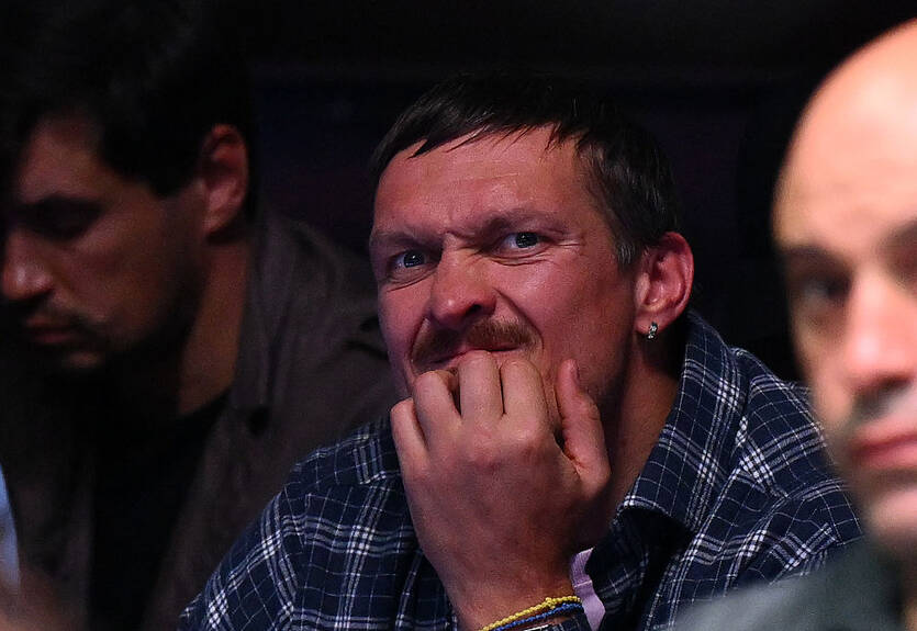 Усик приехал в Киев со своим бывшим противником Усик приехал в Киев со своим бывшим противником