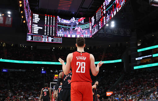 Центровой Хьюстона набрал дабл-дабл и сравнялся с Каримом Абдул-Джаббаром Центровой Хьюстона набрал дабл-дабл и сравнялся с Каримом Абдул-Джаббаром