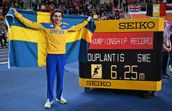 Дюплантис с новым рекордом четвертый раз подряд стал чемпионом мира