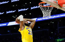 Звёздный форвард Лейкерс вновь повторил рекорд Абдул-Джаббара Звёздный форвард Лейкерс вновь повторил рекорд Абдул-Джаббара