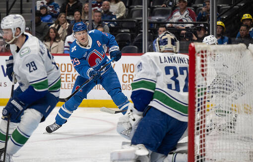 НХЛ: Колорадо и Ванкувер забросили 14 шайб на двоих, Лос-Анджелес обыграл Сент-Луис