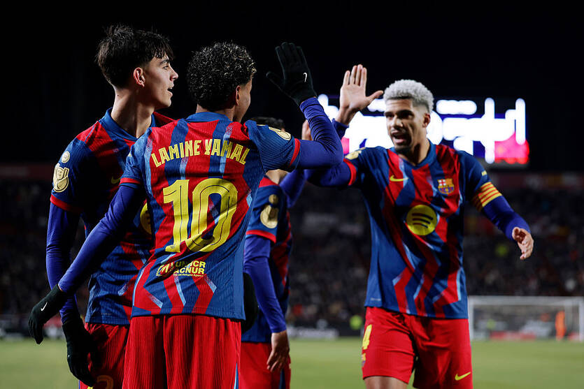 Ламін Ямаль, Марк Бернал, Рональд Араухо / Getty Images