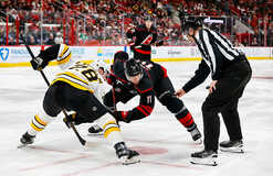 НХЛ: Кароліна здолала Бостон, Колорадо обіграв Сент-Луїс, перемоги Далласа та Міннесоти