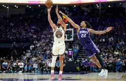 Лидер Уорриорз обогнал Данкана в гонке лучших снайперов лиги