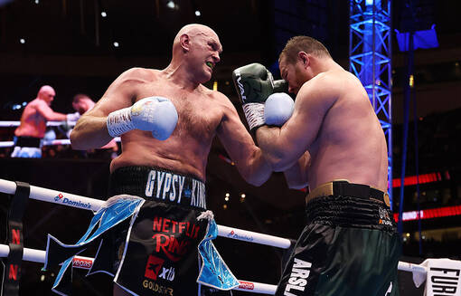 Возвращение "Цыганского короля": Фьюри одержал победу над Махмудовым - видео боя