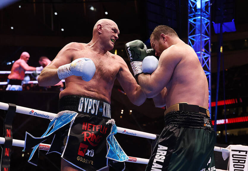 Возвращение "Цыганского короля": Фьюри одержал победу над Махмудовым - видео боя Возвращение "Цыганского короля": Фьюри одержал победу над Махмудовым - видео боя