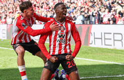 Сандерленд не позволил Тоттенхэму покинуть зону вылета