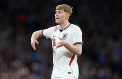 Арсенал и Челси следят за Холлом