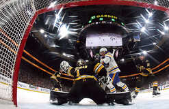 Плей-офф НХЛ: Бостон уступил Баффало, Каролина победила Оттаву, Колорадо обыграл Лос-Анджелес