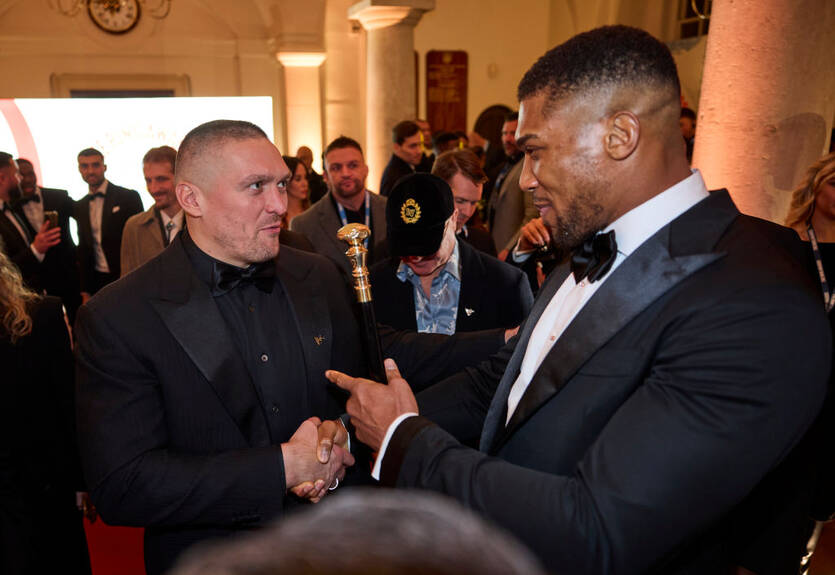 Усик обратился к Джошуа после анонса его следующих боев