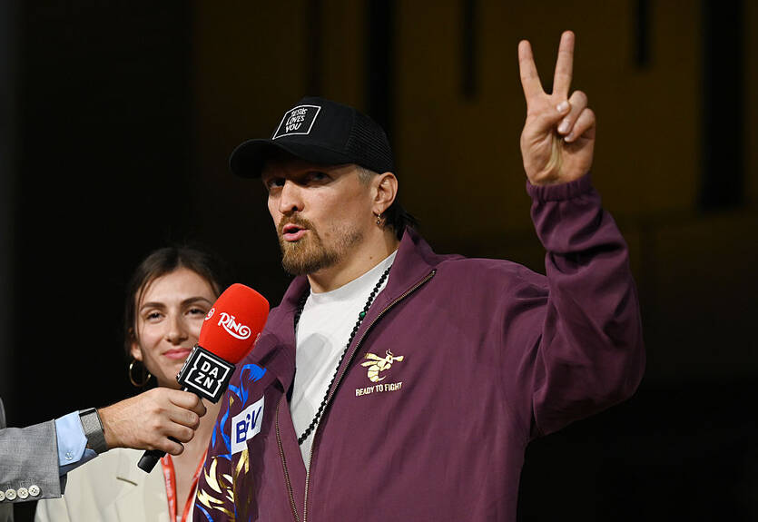 Усик прибыл на арену в Гизе на бой с Верховеном Усик прибыл на арену в Гизе на бой с Верховеном