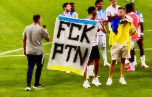 Украинские футболисты вышли с антивоенным баннером после матча Лиги чемпионов
