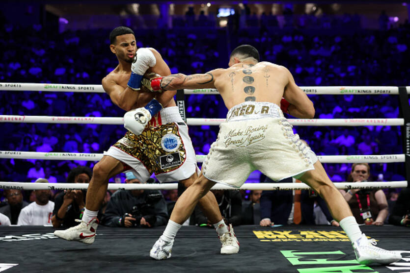 Теофимо Лопес и Роландо Ромеро / Getty Images
