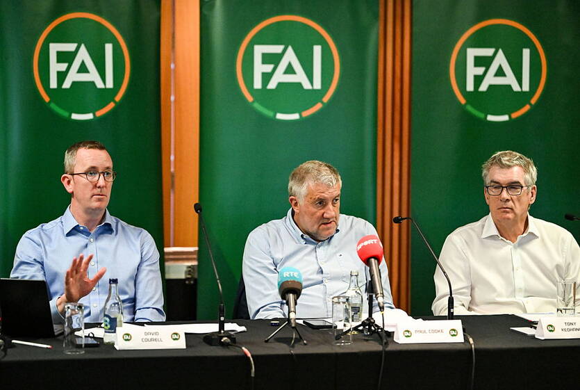 Генеральный директор FAI Дэвид Корелл, президент FAI Пол Кук и независимый председатель FAI Тони Киохан / Getty Images