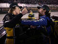 После аварии — сразу в драку: гонщики NASCAR устроили разборку на пит-лейн
