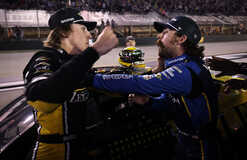 После аварии — сразу в драку: гонщики NASCAR устроили разборку на пит-лейн