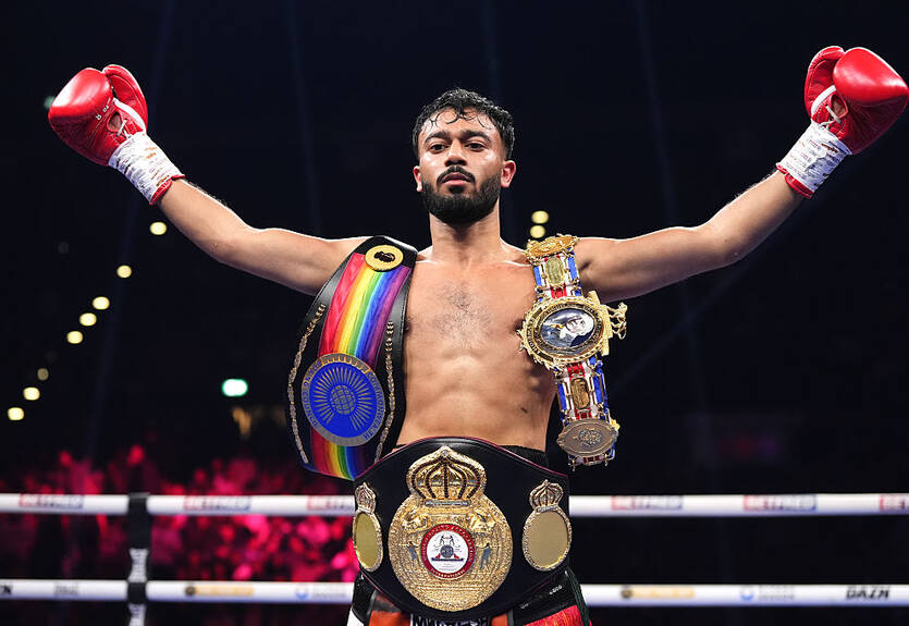 "Ты — следующий Принц Насим Хамед": легенда бокса растрогал молодого чемпиона
