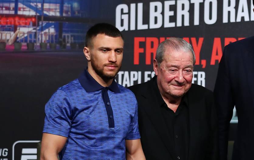 Василий Ломаченко и Боб Арум / Getty Images