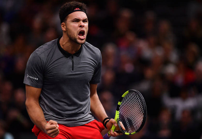 Известные теннисисты сыграли в футбол прямо на корте