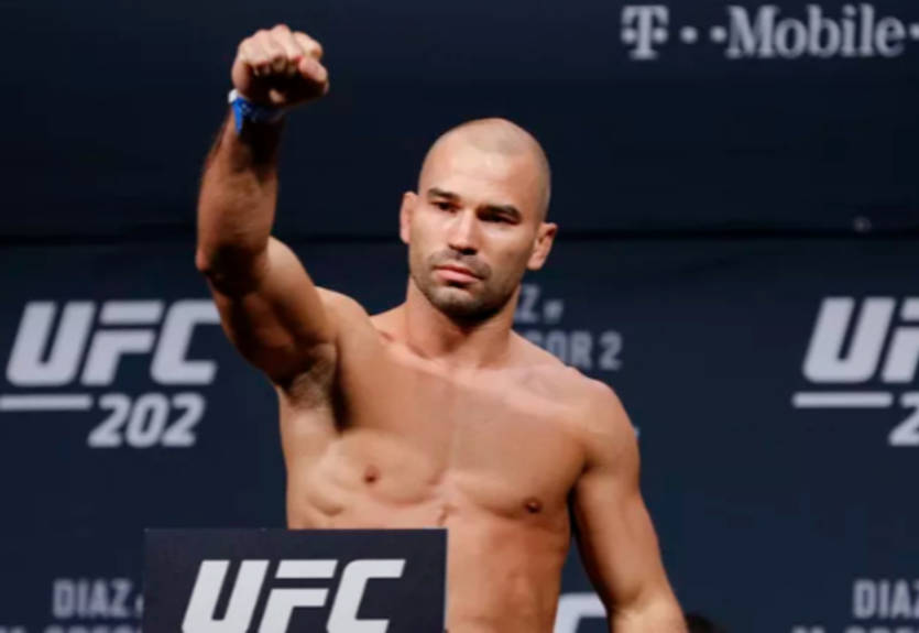 Лобов: Думаю, что сломал руку в бою с Малиньяджи Лобов: Думаю, что сломал руку в бою с Малиньяджи