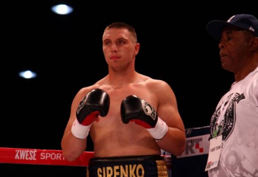 Украинец Сиренко досрочно победил известного российского боксера