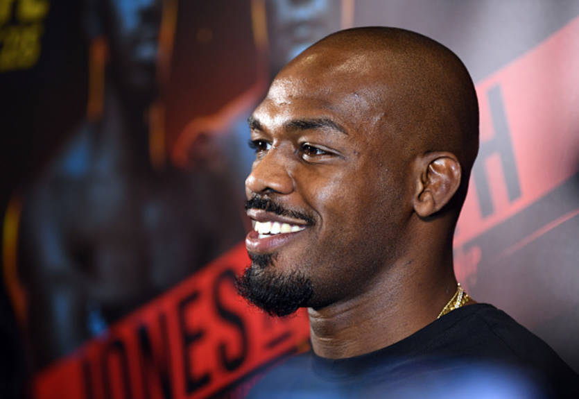 Джон Джонс потроллил участников нашумевшего челленджа с бутылкой