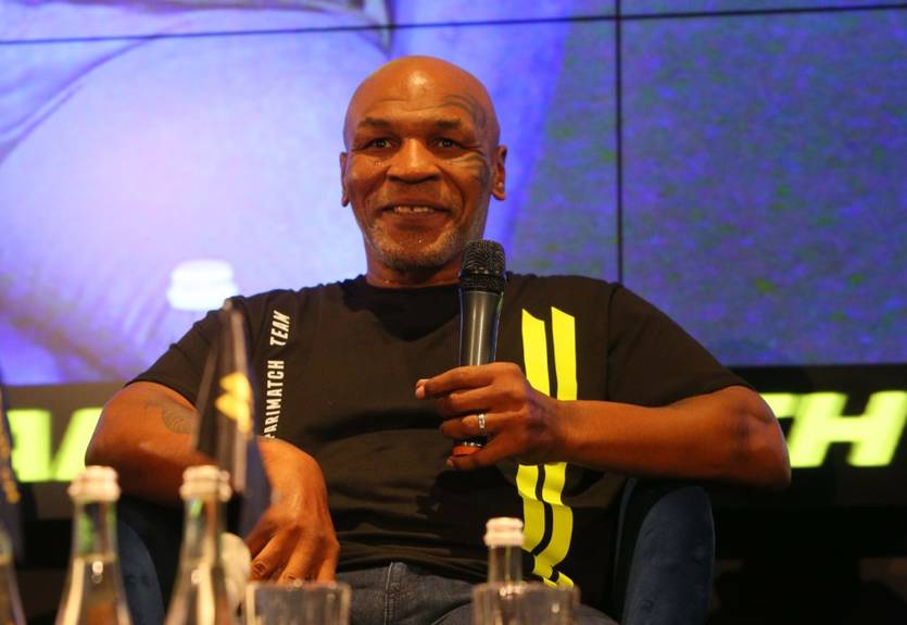 Подарили булаву и довели до слез: легендарный Тайсон побывал в Украине