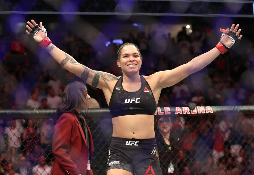 Чемпионка UFC Нуньес искусила фанатов откровенным фото в душе