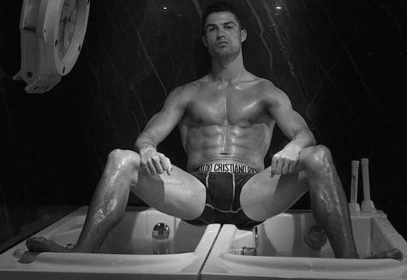 Роналду представил новую коллекцию белья фотосессией в постели