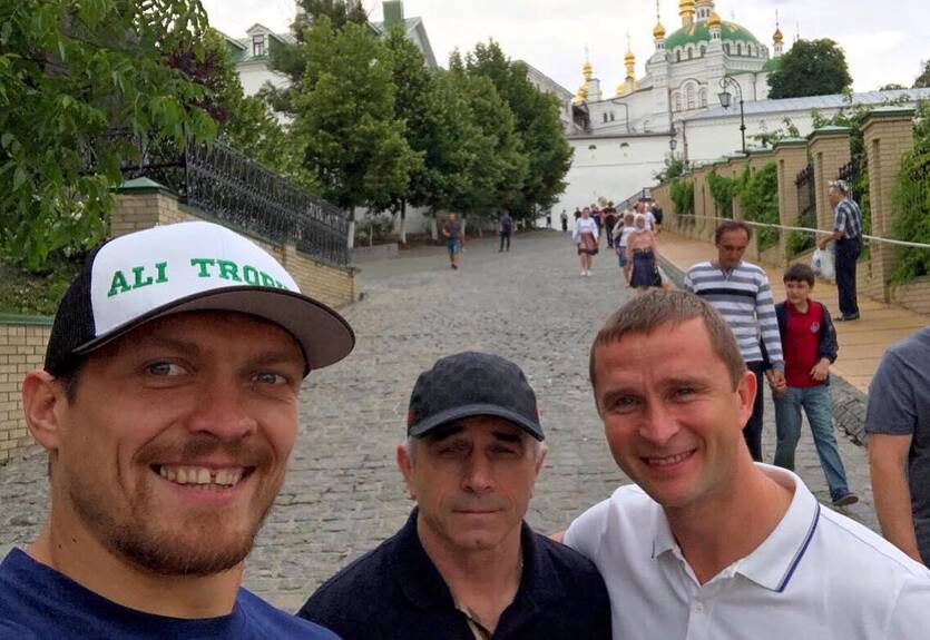 Усик: Анатолия Ломаченко абсолютно не интересуют деньги