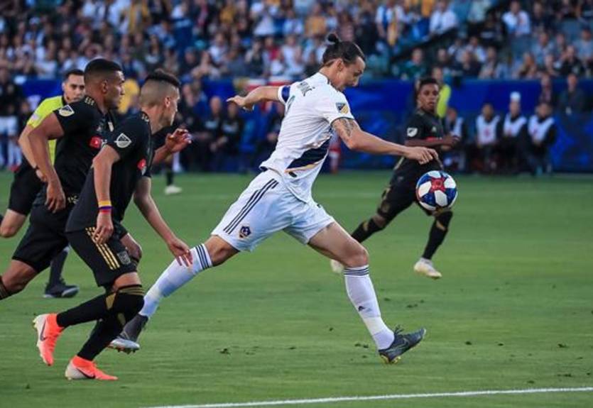 Ибрагимович отметился новым шедевром мощным дальним ударом Ибрагимович отметился новым шедевром мощным дальним ударом