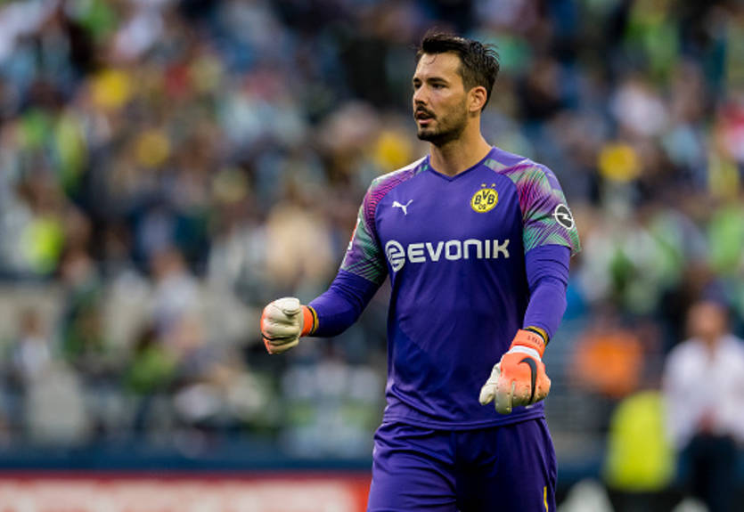 Голкипер Боруссии Д посоревновался во вратарских навыках с продавцом рыбы