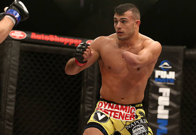Однорукий боец подписал контракт с Bellator