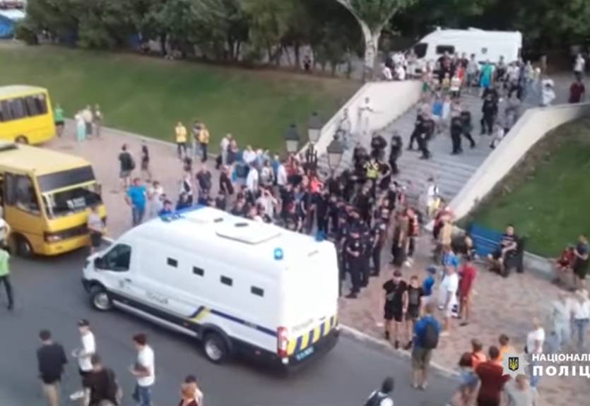Полиция задержала 12 болельщиков перед матчем за Суперкубок Украины Полиция задержала 12 болельщиков перед матчем за Суперкубок Украины
