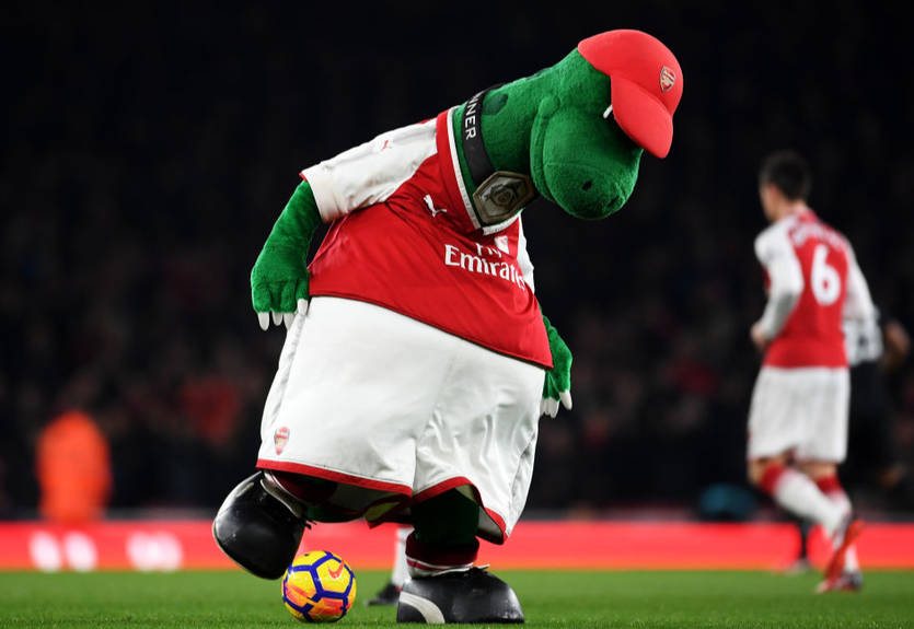 Талисман Арсенала получил мячом по голове от юного фаната