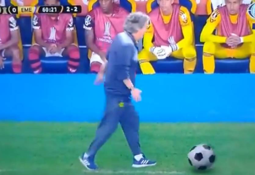 Видео, как тренер разломал пополам виртуальный мяч, становится вирусным в Сети