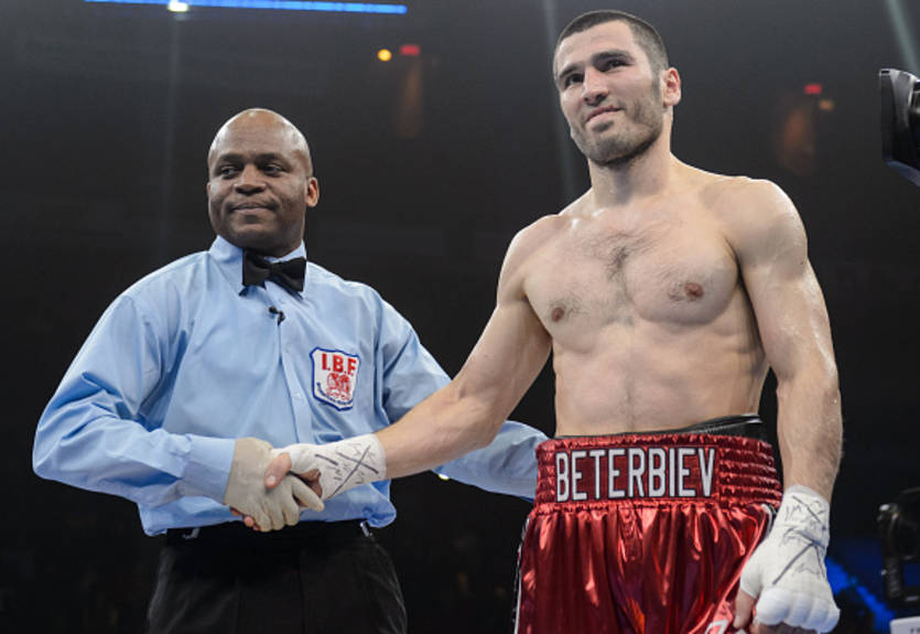 Бетербиев провел тренировку на свежем воздухе перед боем с Гвоздиком