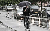 Выглядеть прилично на велосипеде в дождь: 10 «сухих» советов горожанам