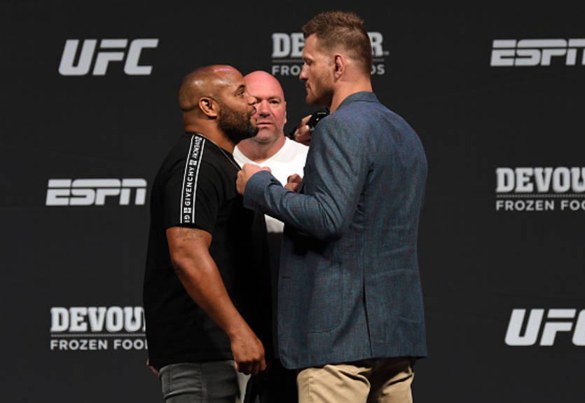 UFC 241: Кормье, Миочич и другие сошлись в битве взглядов UFC 241: Кормье, Миочич и другие сошлись в битве взглядов