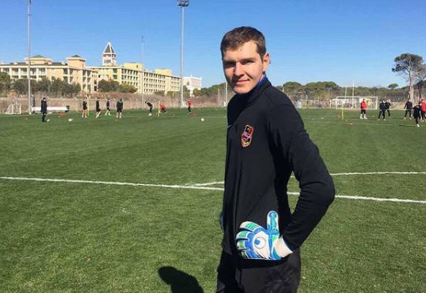 Игроки Колоса подзатыльниками поздравили голкипера с днем рождения Игроки Колоса подзатыльниками поздравили голкипера с днем рождения