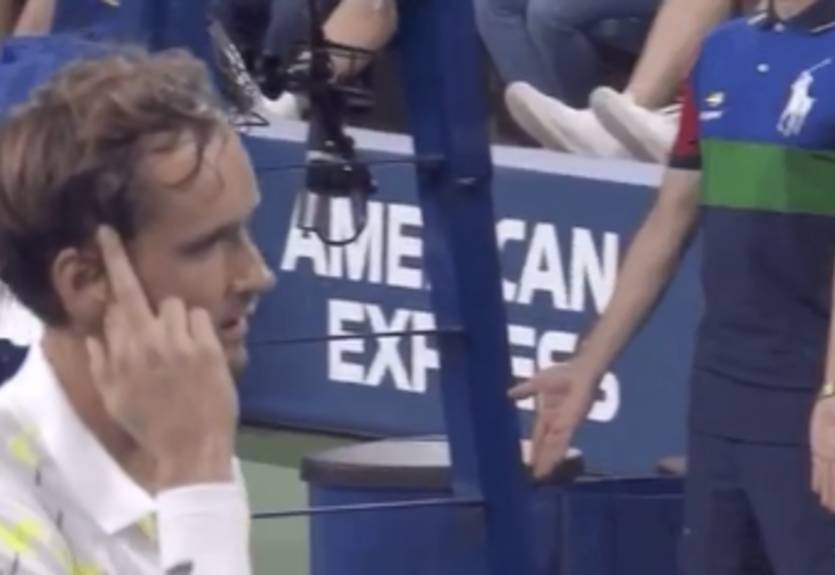 Российский теннисист показал средний палец зрителям на US Open