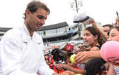 Надаль во время автограф-сессии достал из толпы плачущего мальчика Надаль во время автограф-сессии достал из толпы плачущего мальчика