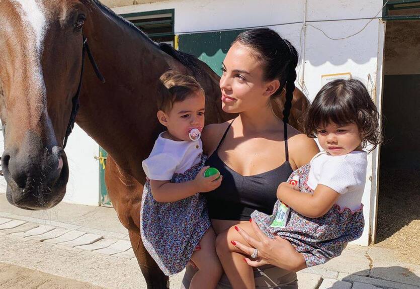 Невеста Роналду познакомила его детей с лошадьми, сводив в конюшню