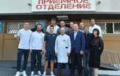 Игроки сборной Украины проведали раненых воинов в госпитале Днепра