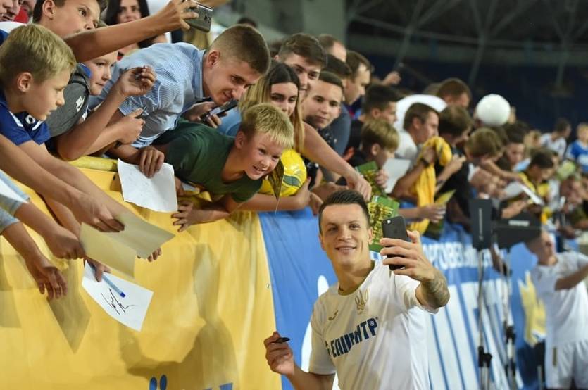 Евгений Коноплянка с фанатами / Getty Images